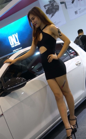 极品劲爆身材包臀裙长腿大眼睛美女车模