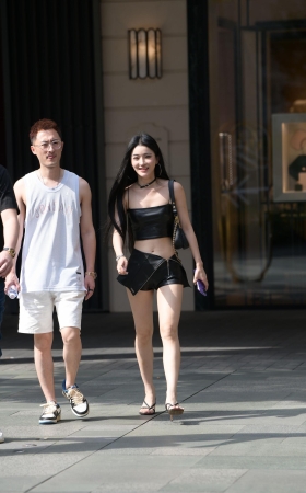 这种女人都是谁在跟她玩