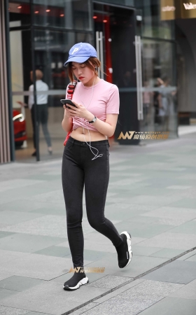 长腿牛仔露脐小妹 [19P]