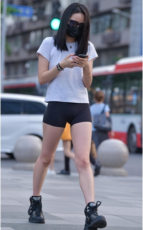 紧致的黑短裤美女(100P)