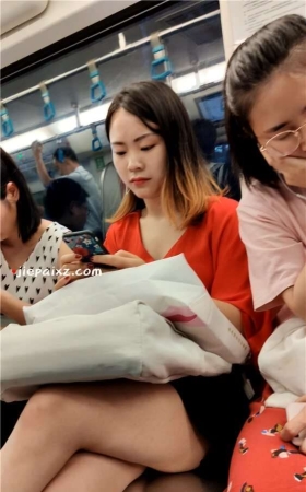 街拍红衣妹子 [597 MB/mp4]