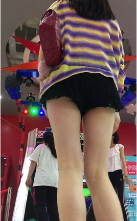 电玩城里的黑色热裤小姐姐