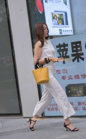 傍晚偶遇气质白裤美女-难以忘怀 [17P]