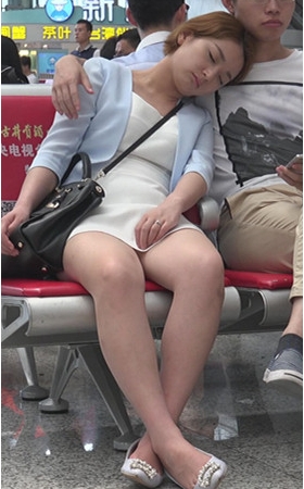 候车室休息的短发妹子