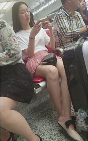 粉色百褶裙美女
