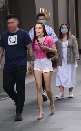 J134白色热裤