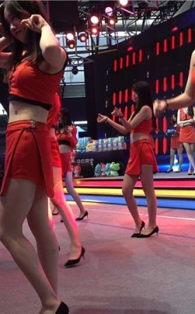 2018CJ - 舞台上的红装showgirl美女 [568 MB]