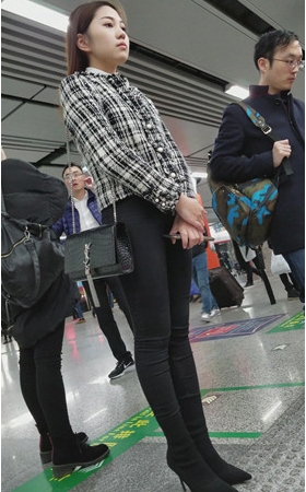 地铁里的黑裤美女