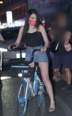 高跟短裙骑车美女 贵在真实