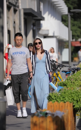 蓝色V领长裙美女