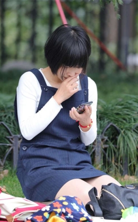 No779 清秀干练的短发少妇身穿长丝躺倒草坪