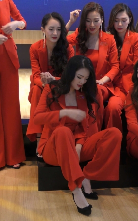 霸气女王范红衣极品车展靓模