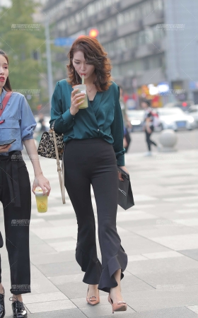 迷人的卷发美女 [17P]