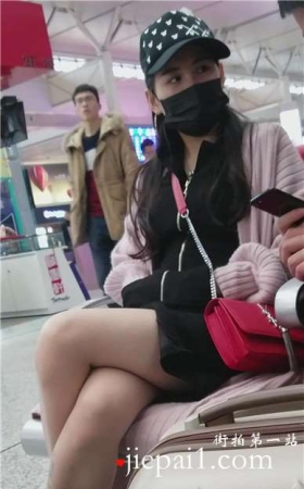 4k-高铁站候车室遇见黑色口罩长腿美女姐姐。