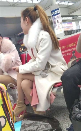4K-候车室闲聊的两极品街拍肉丝美女
