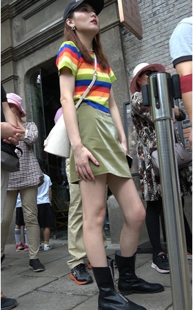 漂亮的黑色鸭舌帽小姐姐