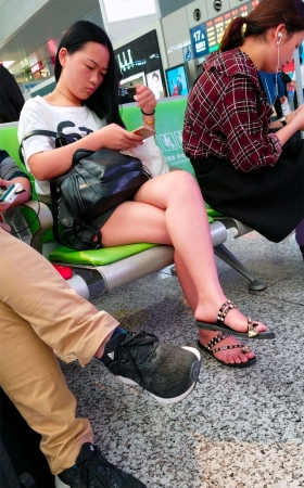 白T恤热裤凉拖街拍美女美腿