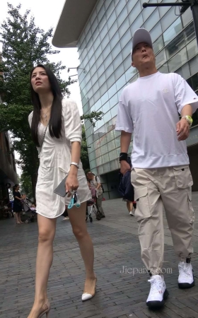4K - 街拍白裙长腿姐姐 [683 MB/MP4]