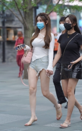 热裤大白腿