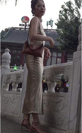 漂亮的连体长裙美女