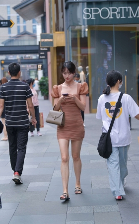 漂亮的连体裙美女