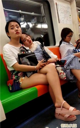 4K地铁上的裸腿小妹