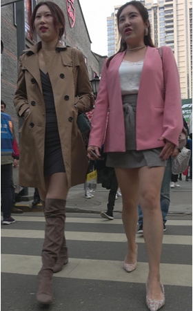 逛街的两个小姐姐