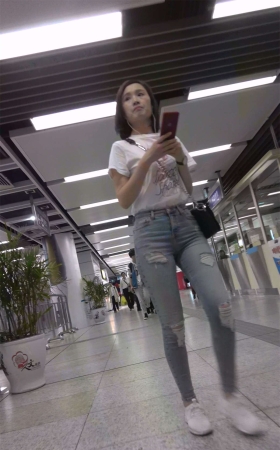 紧身牛仔白T恤运动鞋美女
