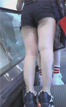 金发妹子脚上的纹身很霸气，圆臀紧身热裤够狂野。[514 MB]