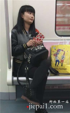 地铁上偶遇一黑丝打底裤小美女