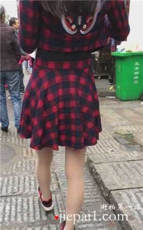 街拍肉丝美腿运动鞋连衣裙美女