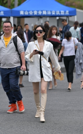 美腿，美胸，美人啊