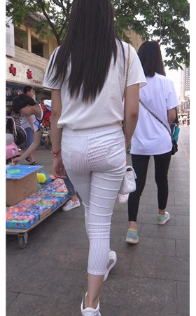 白裤紧身美眉
