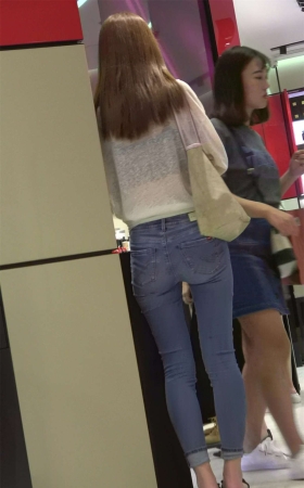 邻家女孩般亲切的街拍紧身蓝牛美女