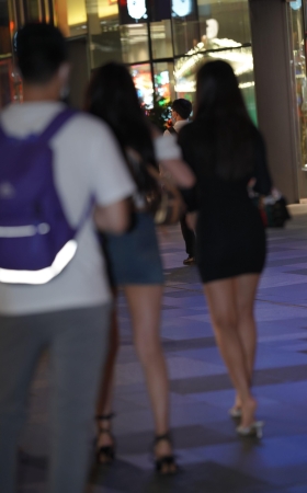 牛仔裙小姐姐
