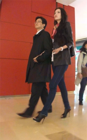 性感超紧身牛仔长腿美女