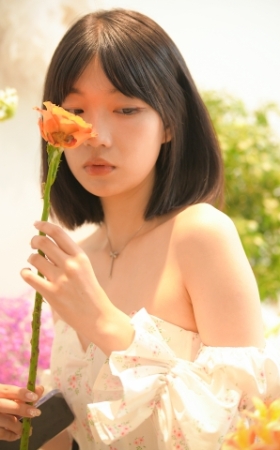 白裙女孩