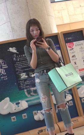 个性的蓝色牛仔美女
