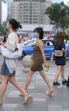 吊带包臀裙美女