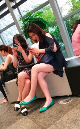 两位美女腿都不错