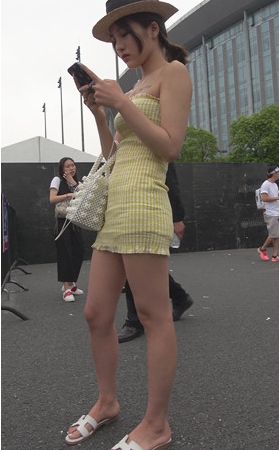 一字抹胸连体裙美女