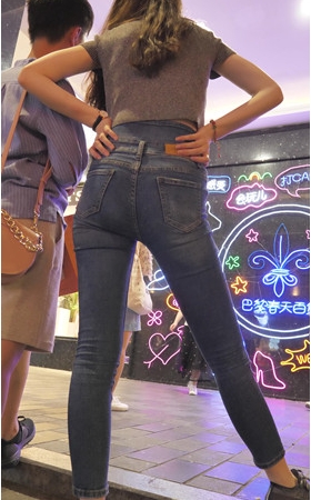 漂亮的高腰牛仔裤美女