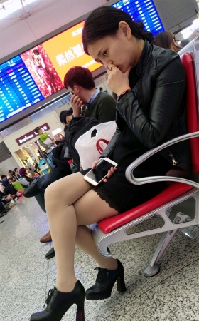 黑色包臀短裙肉色丝袜高跟少妇车站候车