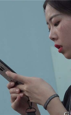 街拍白嫩玉足凉高靓妹 [1.57 GB/avi]