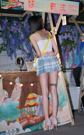 大长腿百褶裙美女