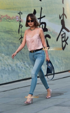 黄昏下的长腿紧牛气质女 [21P]