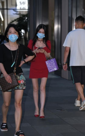 红裙美女