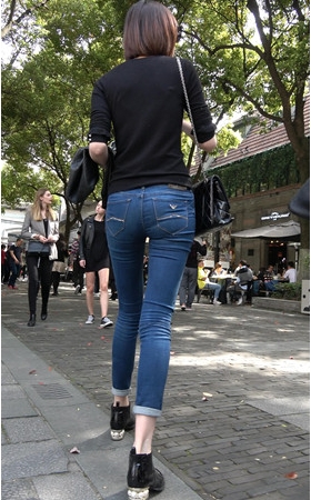 两个牛仔裤小姐姐