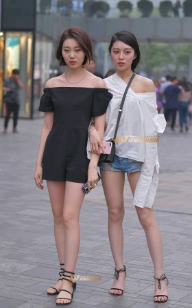 两个逛街的漂亮小姐姐 [19P]