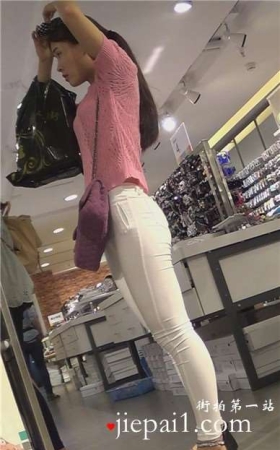 街拍紧身白裤苗条身材粉色毛衣清纯靓丽美眉 [1.43 GB]